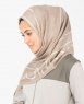 Mönstrad hijab i zink & vit färg från Silk Route