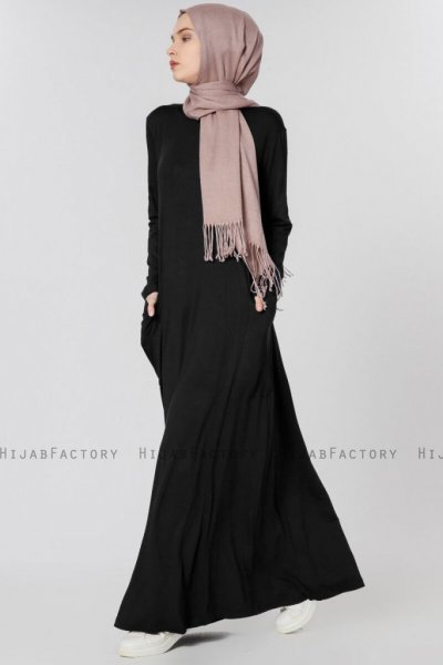 Kyda Svart Klänning Med Fickor Miss Halima 280145b